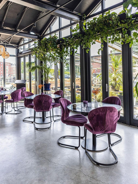 Natuurlijke elementen en contrasterende kleuren in het interieur de Kop van Oost Amsterdam door Goesten en Goesten